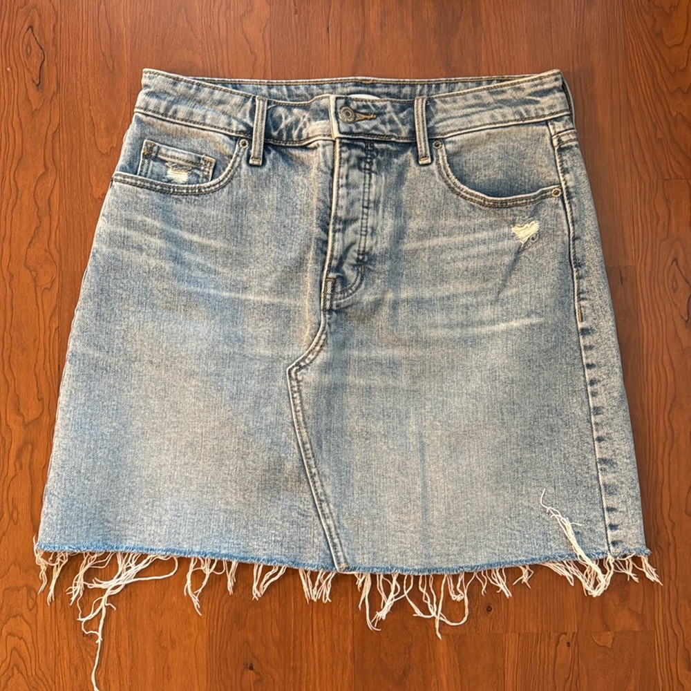 EUC denim skirt with no flaws, stains or damage.